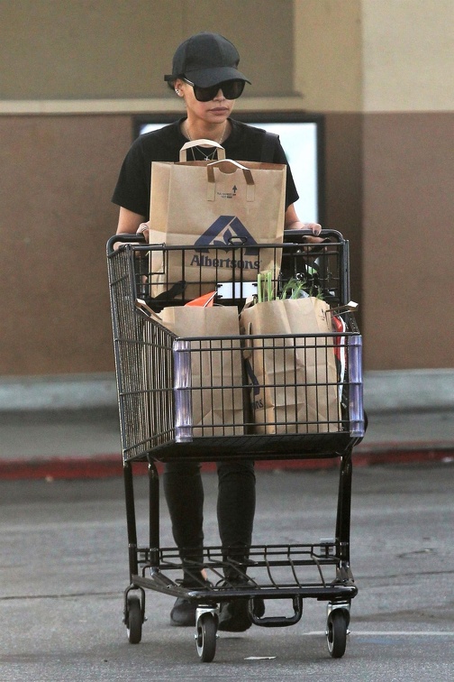 naya-rivera-out-for-grocery-shopping-in-los-angeles-01-17-2018-10.jpg